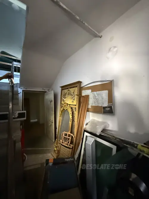 Opuszczona fabryka manekinów i rekwizytów reklamowych - zdjęcie 13/38