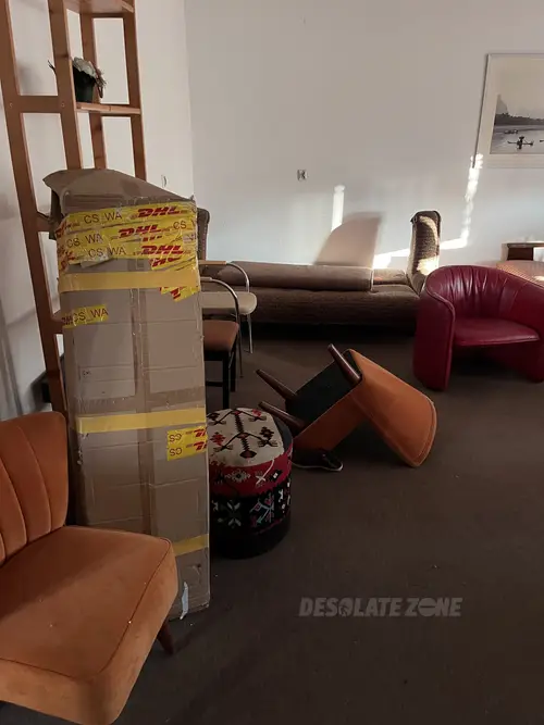 Opuszczona fabryka manekinów i rekwizytów reklamowych - photo 37/137