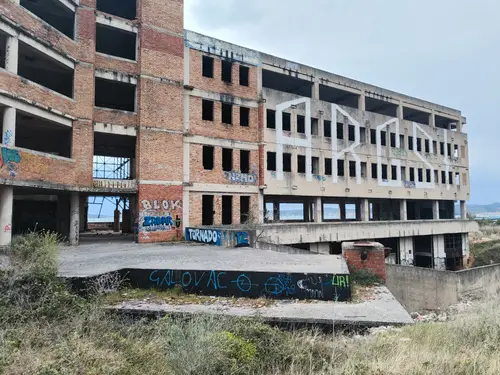 Duży niedokończony budynek koło portu Zadar - zdjęcie 5/47