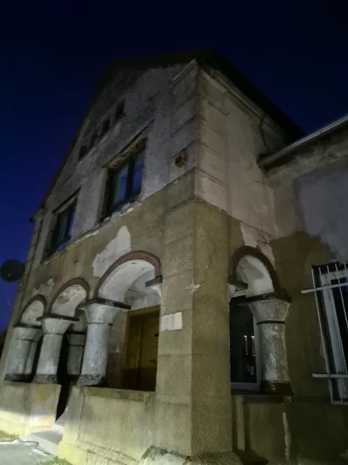 Częściowo opuszczony budynek - zdjęcie 2/3