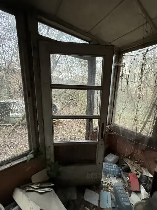 Opuszczony dom z samochodami - photo 2/7