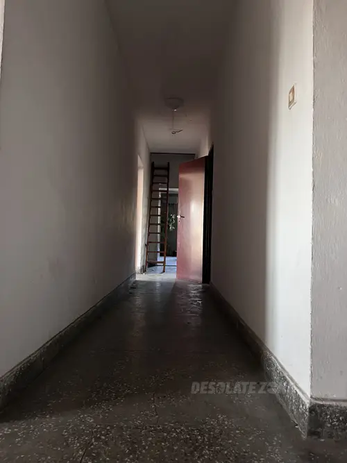 Opuszczona fabryka manekinów i rekwizytów reklamowych - photo 38/137