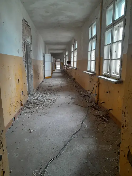 Opuszczona przychodnia wojskowa.