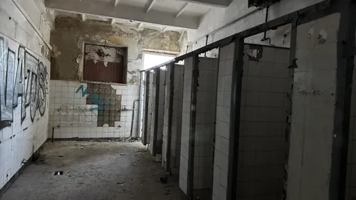 Opuszczony budynek z halą