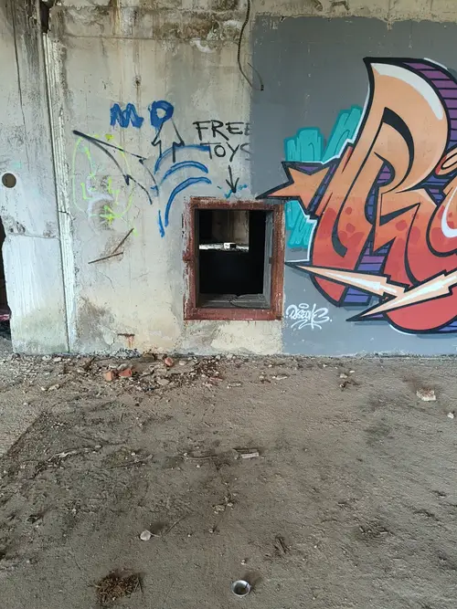 Duży niedokończony budynek koło portu Zadar - zdjęcie 26/47