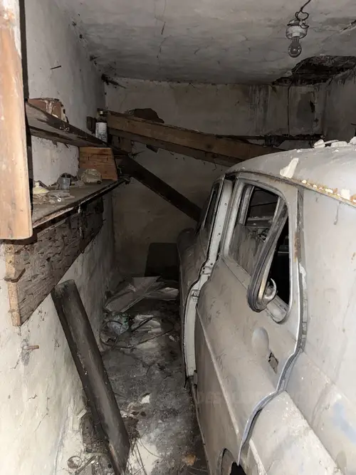 Opuszczony dom z samochodami - photo 4/7