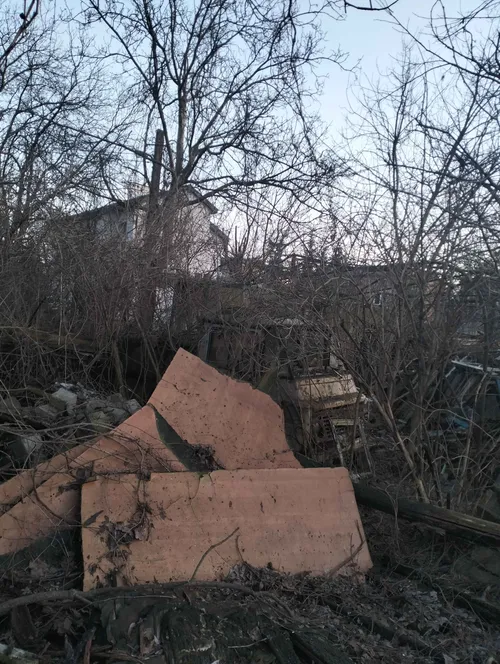 Śmietnisko z domkiem w środku - zdjęcie 2/2