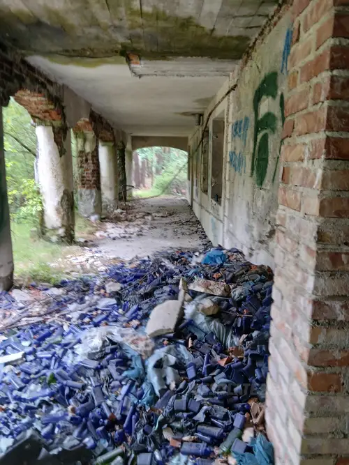 Opuszczony dom z niedokończoną dobudówką - photo 2/16