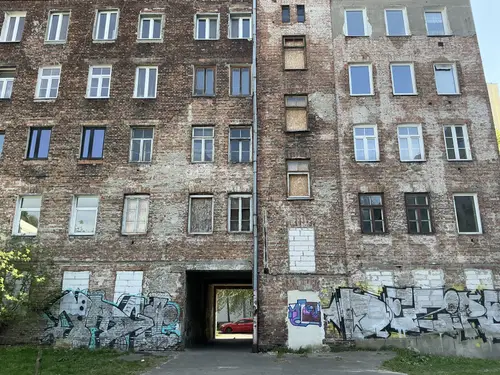 Opuszczona kamienica - zdjęcie 3/4