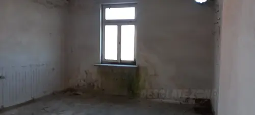 Opuszczona przychodnia wojskowa.