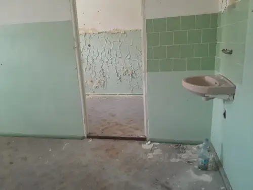 Opuszczona przychodnia wojskowa.