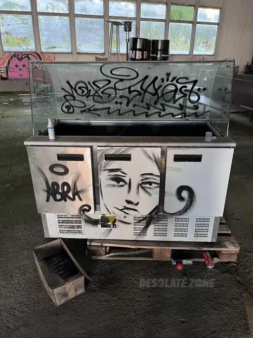 Opuszczona fabryka manekinów i rekwizytów reklamowych - photo 80/137