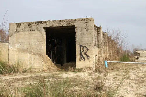 budynek obok jeziora - zdjęcie 4/6