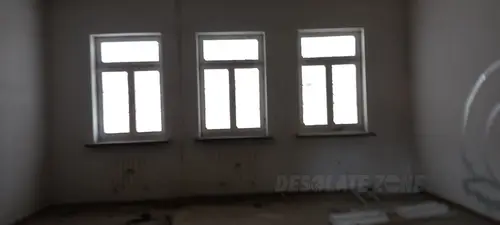 Opuszczona przychodnia wojskowa.