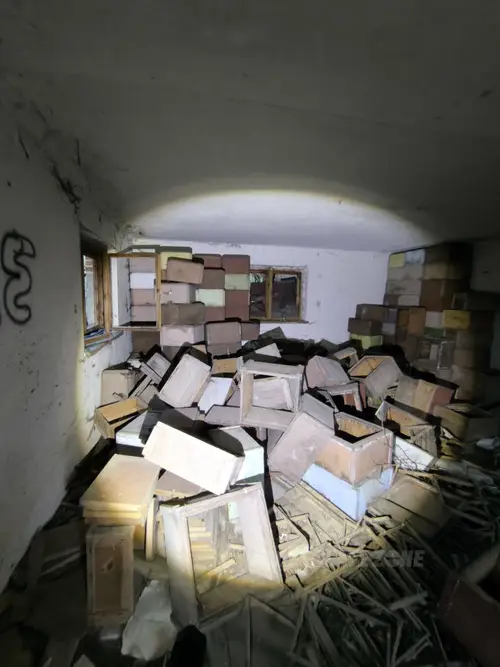 Duża Ruina Domu ze Składem Skrzyń - photo 6/9