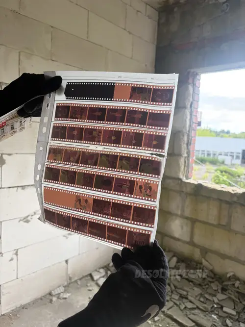 Opuszczona fabryka manekinów i rekwizytów reklamowych
