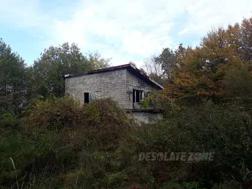 Opuszczony dom i stodoła
