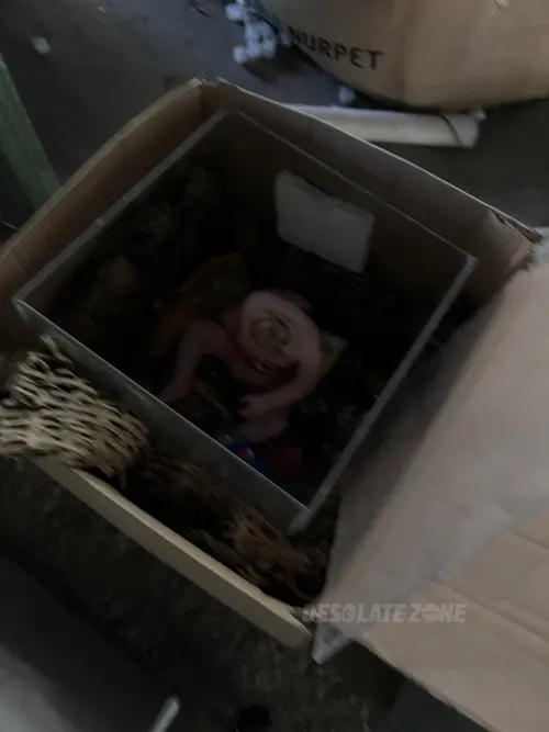 Opuszczona fabryka manekinów i rekwizytów reklamowych - photo 87/137