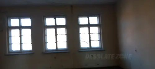 Opuszczona przychodnia wojskowa.