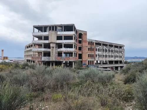 Duży niedokończony budynek koło portu Zadar - zdjęcie 6/47