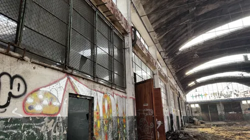 Opuszczony budynek z halą