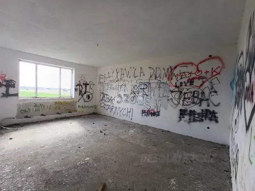 Opuszczony niedokończony dom - zdjęcie 7/13