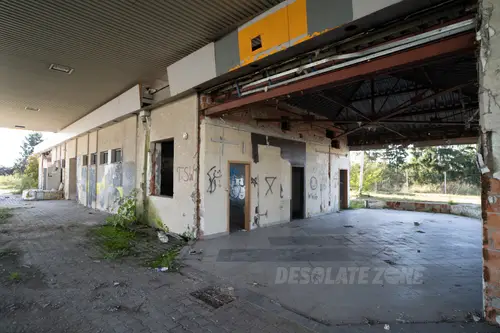 Opuszczona stacja benzynowa i McDonald's - zdjęcie 2/43