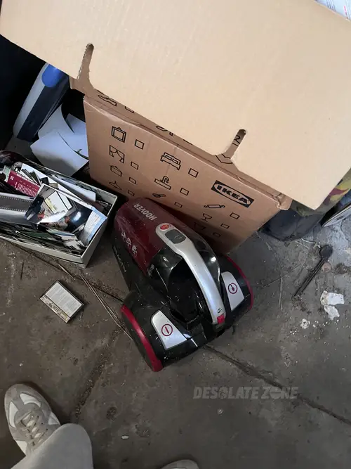 Opuszczona fabryka manekinów i rekwizytów reklamowych - photo 45/137