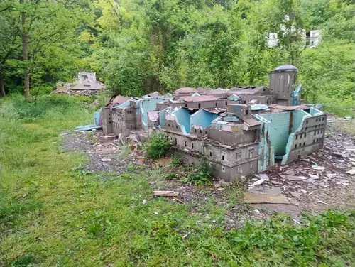 Opuszczony Park Miniatur Sakralnych Złota Góra w Częstochowie - photo 22/47