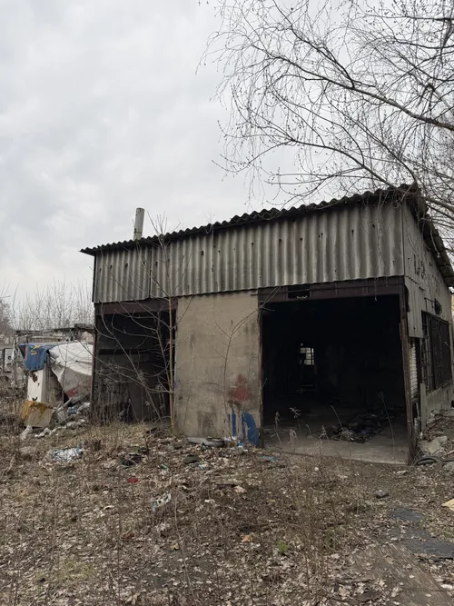 Opuszczony mechanik samochodowy