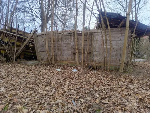 gospodarstwo i zniszczony domek - zdjęcie 3/7