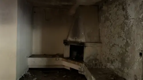 Opuszczony dom z niedokończoną dobudówką