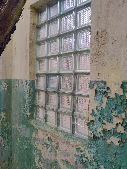 Opuszczone hale i piwnice - zdjęcie 1/12