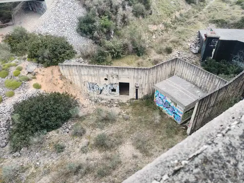 Duży niedokończony budynek koło portu Zadar - zdjęcie 43/47