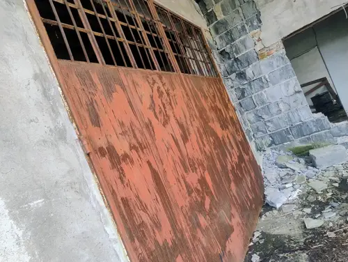 Opuszczony budynek - zdjęcie 2/6