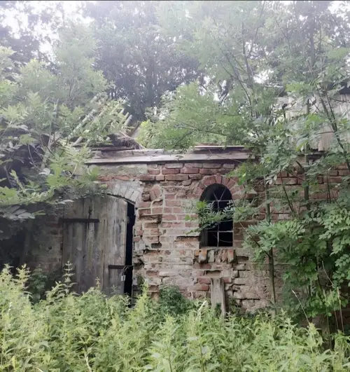 Opuszczony dwór z  1900 roku - zdjęcie 2/4