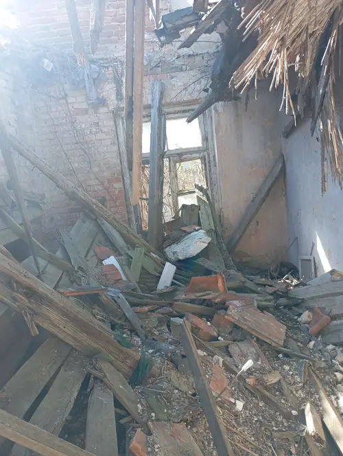 Opuszczony dom z lekko zawalonym dachem - photo 4/9