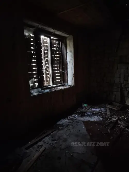 Stary dom w środku lasu - zdjęcie 11/13