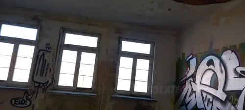 Opuszczona przychodnia wojskowa.