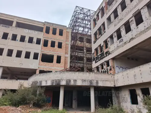 Duży niedokończony budynek koło portu Zadar - zdjęcie 24/47