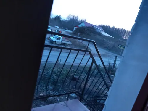 Opuszczony domek z garażem