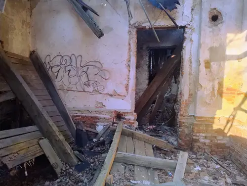 Kamienica z zawalonym piętrem