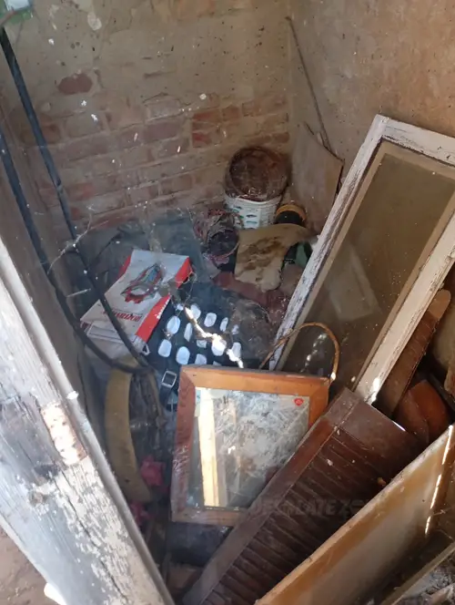 Opuszony pałacyk - zdjęcie 2/9