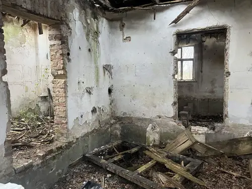 Opuszczony zrujnowany dom - zdjęcie 2/3