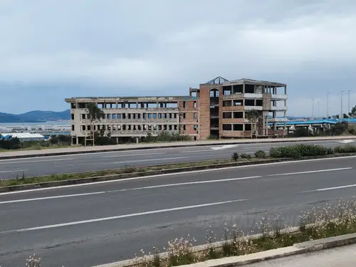 Duży niedokończony budynek koło portu Zadar - zdjęcie 1/47