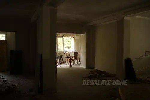 Opuszczone naczepy ciężarówek z budynkami - photo 2/26