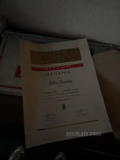 Opuszczona fabryka manekinów i rekwizytów reklamowych - photo 52/137