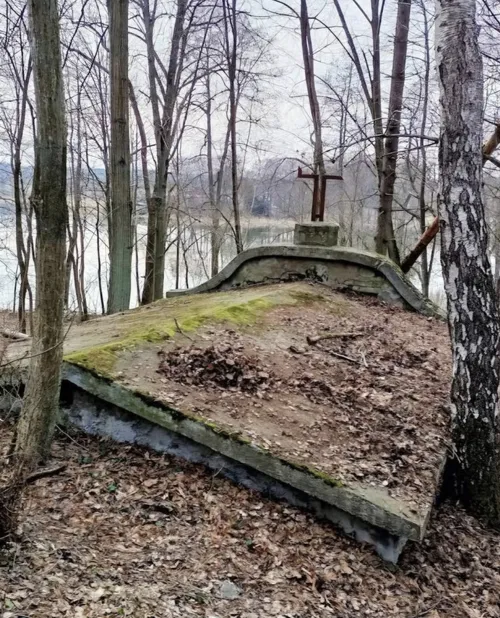 Opuszczony grobowiec - zdjęcie 2/2