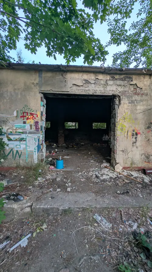 Trzy opuszczone budynki - zdjęcie 1/15