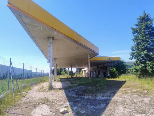 Opuszczona stacja benzynowa i McDonald's